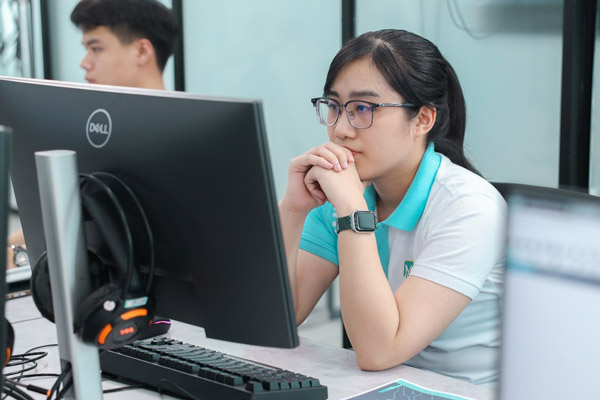 học cntt vừa học vừa làm: lợi ích, thách thức và cách cân bằng